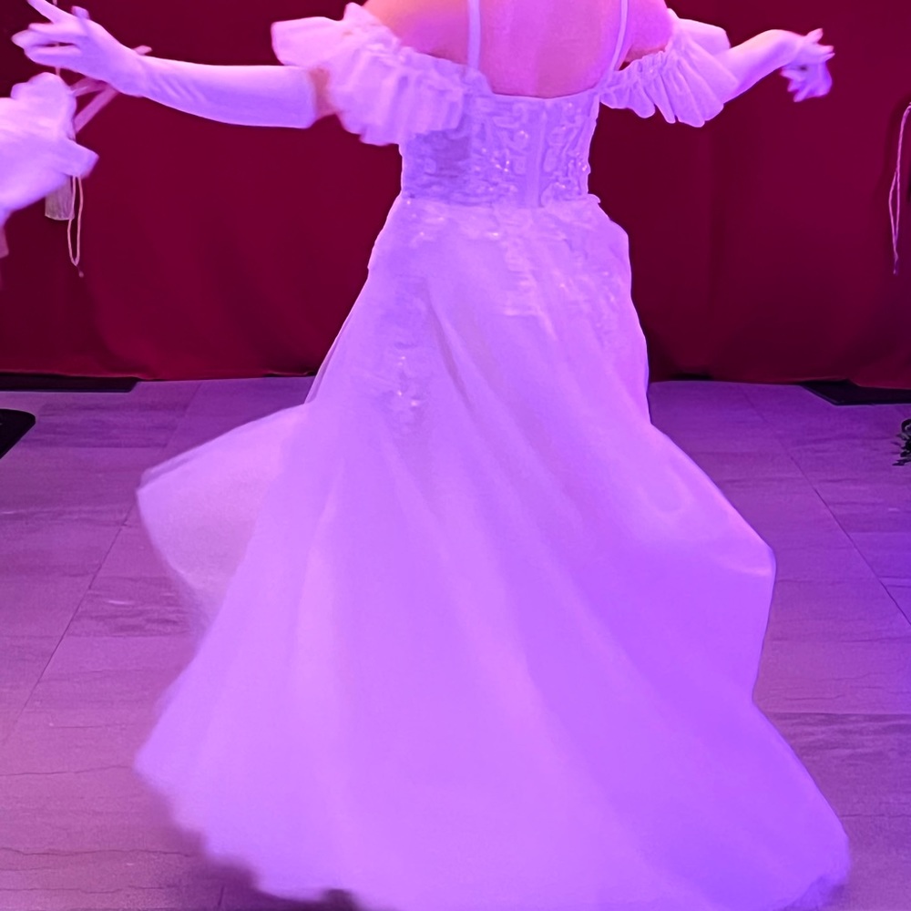 White floor length gown with cold shoulder sleeves and a train 
Size 6 - Picture 6 of 7
